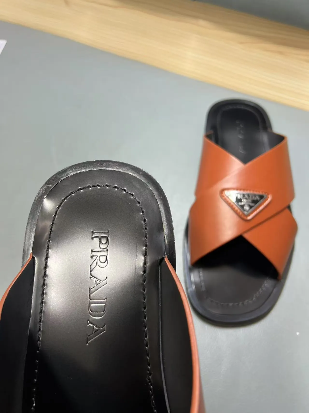 340💰PRADA Prada’s latest slippers are synchronized with the official website. This slipper is made of the brand’s unique and iconic Saffiano leather. The brand logo jumps out from the double straps, and the brand style is clearly visible. Cowhide gives men elegant charm and functional design, making it an ideal choice for vacation and leisure. Size:38-45
